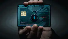 Eine Person, die eine Kreditkarte mit einem Schlosssymbol in der Hand hält, das für den Kreditschutz steht.